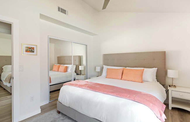 Experience Modern Luxury at Desert Hideaway - Foto 10