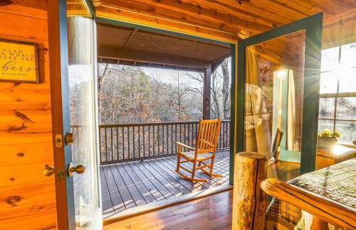 Cozy Creekside Log Cabin w Firepit, Hot Tub, WIFI - Foto 16