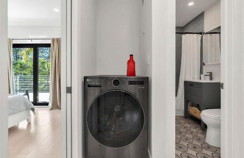 Art Deco Apt w Pool One Mile to Beach Pets Welcome - Foto 16