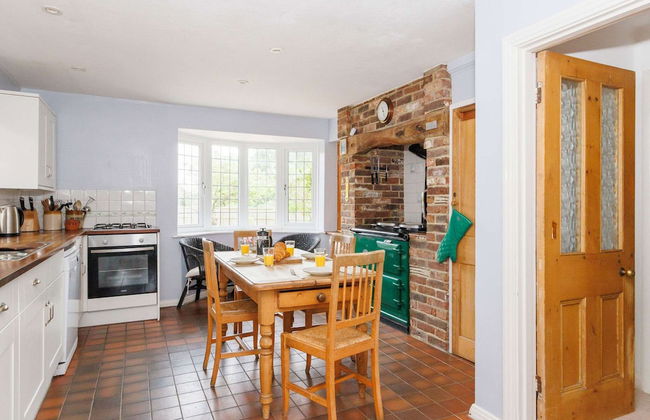 Charming Beach Getaway - Spacious 4BR Sunny Garden - Foto 6