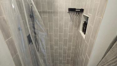 Sanford Suite King Bed Work-Ready Near Beach MCO - Foto 3, Shower