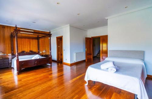 Mansión con Jacuzzi a 40 grados, gran piscina y Pádel - Photo 57