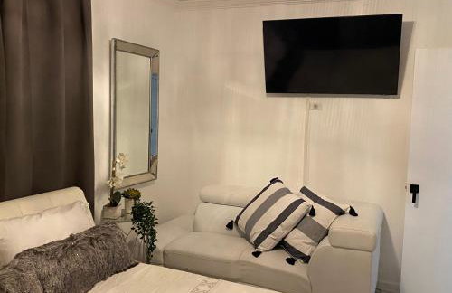 Beautiful House 7 min from Miami Airport w FREE parking - Photo 24