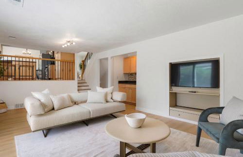 Large Home, 2 Living Rooms, Great for Family/Pets! - Foto 19