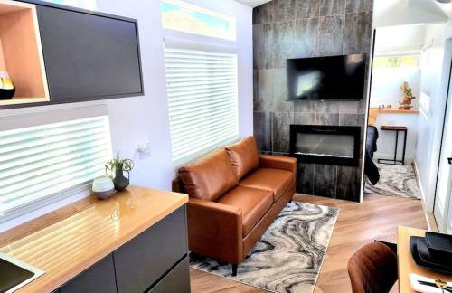 Designer Modern Tiny Home w All of The Amenities - Foto 22