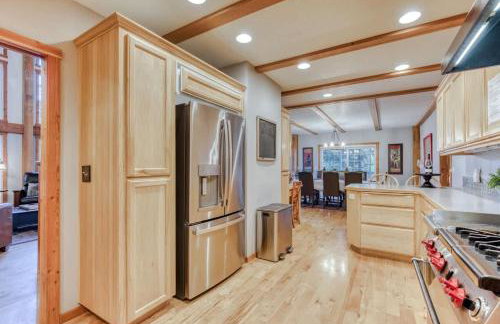 Lazy Bear Lodge · Spacious 6BR Lodge with Chef's Kitchen, Hot Tub, Golf Views and more - Foto 14