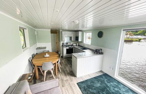 Lady Lily Spring Unique River Boat with Castle views - Foto 8