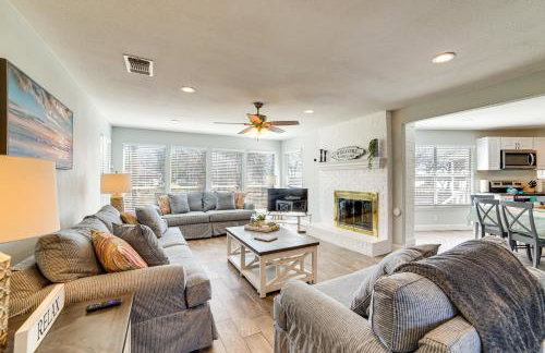 Lakeside Retreat Large Spacious Home with Game Room - Photo 1