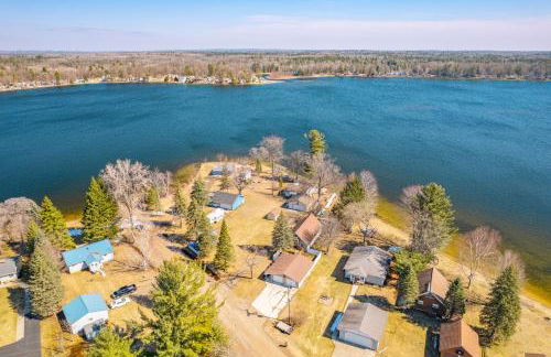 Deck and Scenic Views Lakefront Cottage in Hale! - Foto 32