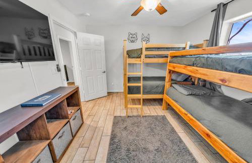 NEW! HUGE 5BR Mountain Views Game Room Hot Tub Lawn Games BBQ - Photo 21