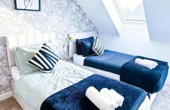 City Centre 3 Bedroom House Sleep upto 9 Guests with Garden and Parking - Foto 44