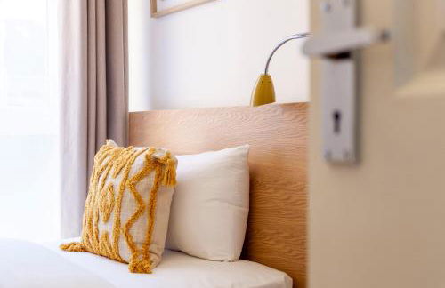 Bright 2BR flat off trendy Chiswick High Road - Photo 15