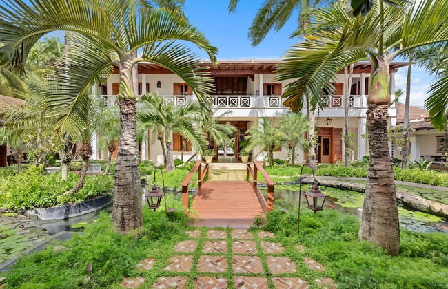 Magnificent Eight Bedroom Holiday Home - Photo 4