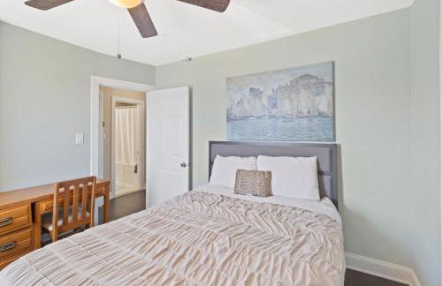 Dazzling Bungalow within 2 Blocks of Beach - Foto 23