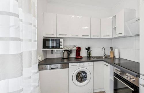 Prime Host Balcony Apartment - Photo 6