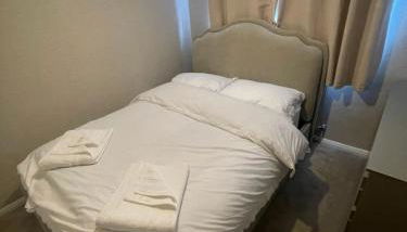 Cosy 4 bedroom house in borehamwood with large onsite parking and large beds - Foto 5