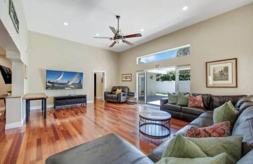 Home with pool by Dream Vacation - Foto 26