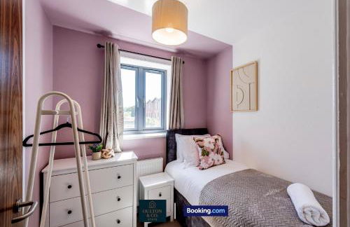 Luxury Retreat For 10 Short Lets & Serviced Accommodation Manchester with Hot Tub and Spacious Garden - Foto 37