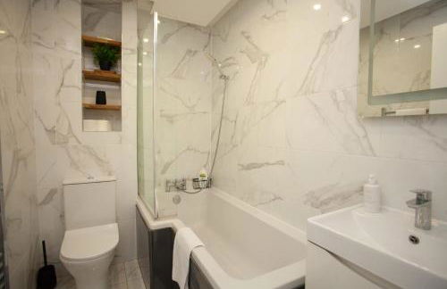 Beautiful 2 Bed Flat with a Private Terrace - Foto 16