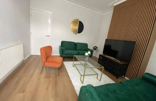 3-Bed House Near M1 & Meadowhall with Free Parking - Foto 3