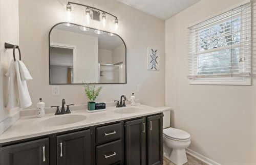 5 Mins to UND - Cozy 4BD with BBQ & Pool Table - Foto 13