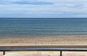 Garbí Beachfront Apartament - Primera línea con vistas al Mar Mediterraneo - Foto 3