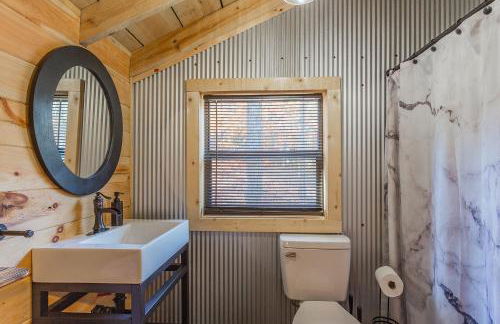 Cozy Cabin Retreat w/ Hot Tub & Nature Views - Foto 9