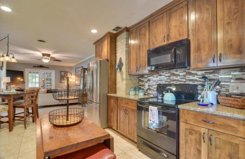 Riverfront Getaway with Hot Tub and Game Room! - Foto 11