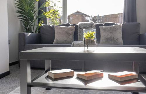 Modern 3 Bed House-Free Parking-by Holiday Homes - Foto 19