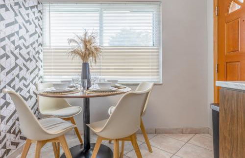 Cozy AirportHouse 5 min del aeropuerto WiFi parking privado - Foto 8