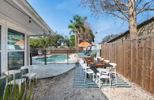 New listing~10 min to beach~Back yard fun~Pool - Foto 44