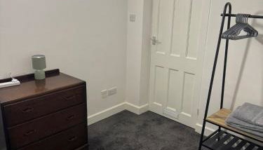 Quiet, Sleeps 7, Notts City, Transport, Motorpoint, Trent Bridge GF - Foto 5, wardrobe