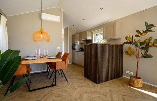 Chalet Charleston 066 mit eigener Terrasse am Wasser - Foto 10