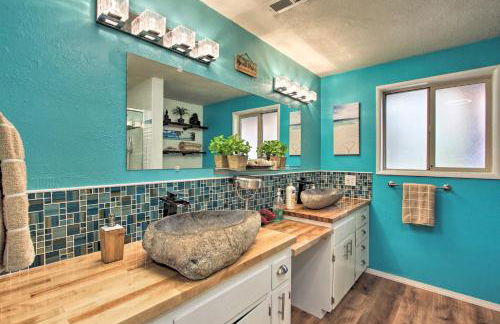 Hot Tub and Theater Room Tropical Springfield Home - Foto 18