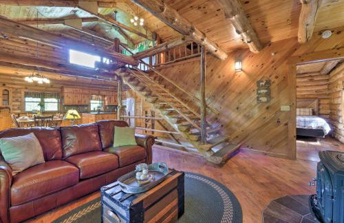 The Red Pine Cabin with Private Pond and Dock! - Foto 4