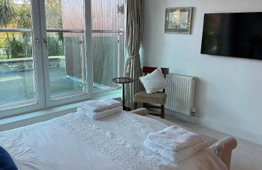 Luxury Villa with Beach Hut and Hot Tub - Photo 21