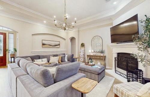 Pool and Outdoor Bar! Spacious Getaway in Sachse - Foto 1