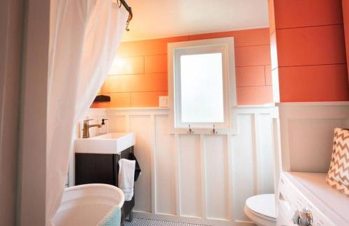 Lofted Bedroom Teal Tiny Home with Creek Views - Foto 8