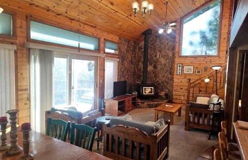 Peaceful Mountain Cabin with Private Lake and Game Room Near Long Barn, California - Foto 5