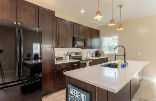 3BR House By Lake with BBQ Fire Pit & EV Charger - Foto 11