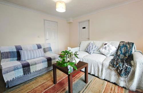 Spacious 3 Bedroom Home Ample Parking Near Shops - Photo 4