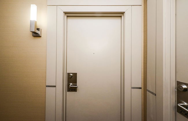 Sarkar Suites - 330 Burnhamthorpe Road - Photo 2