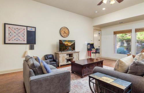 A super variety of games, golf carts, & unique decor near Zion National Park! - Foto 9