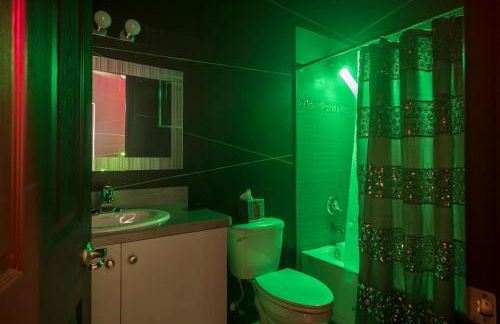 Lakefront Mansion on 10 Acres - Sleeps 15-45 - Foto 61