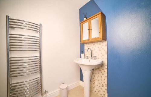 Modern Cosy 2-Bed Terrace with Private Garden - Foto 23