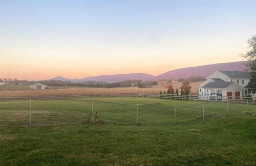 Charming Farmhouse w King Bed Hot Tub & EV Charger - Foto 6