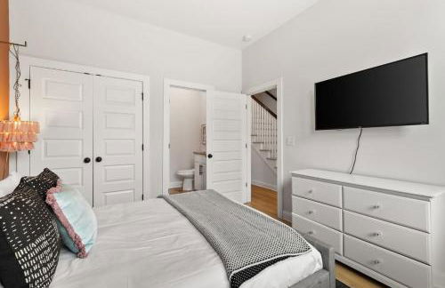 Upscale Townhome 3 miles to Downtown with 2 Car Garage - Foto 27