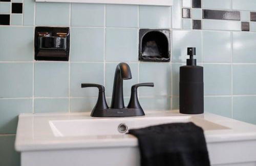 End Zone Escape-Light and Bright HOF Village Home - Foto 16