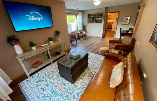 Vintage, Mid-Century Suite above Antique Store - Foto 4