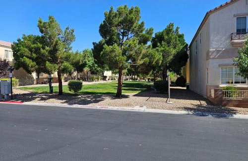 This cute 3 bedroom 2 and half bath is cozy - Photo 64